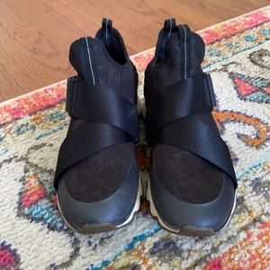 Sorel slip on tennis shoes - 7.5